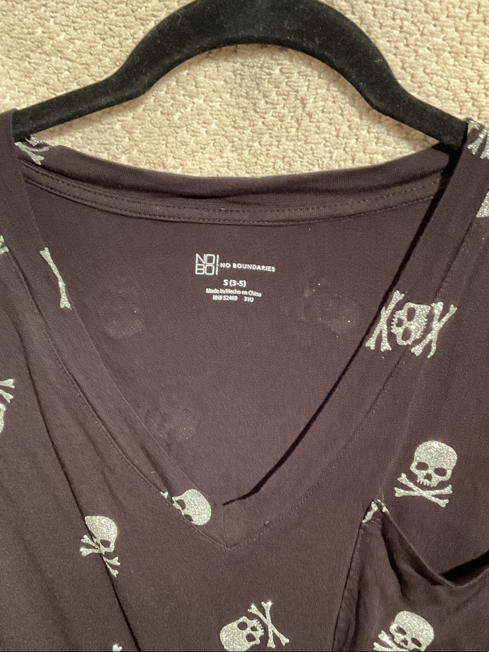No Boundaries Black V-Neck Short Sleeve Skull Print Top - Picture 3 of 5